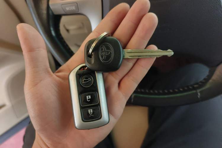 Used Toyota Highlander 2009 2.7L Two-Wheel Drive 5-Seater Sport Edition Vehicle Key