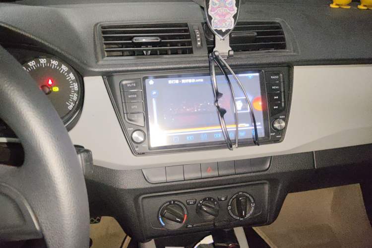 Used Skoda Fabia 2015 1.4L Automatic Front-Drive Model Audio And AC Panel