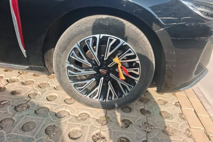 Used Hongqi H5 2024 2.0T Automatic Smart Connect Flagship Edition Right Front Wheel Hub