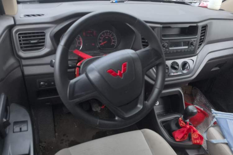 Used Wuling Hongguang V 2022 1.5L Jingqu Edition Enclosed-Window Vehicle with Hydraulic Power Steering LAR Steering Wheel