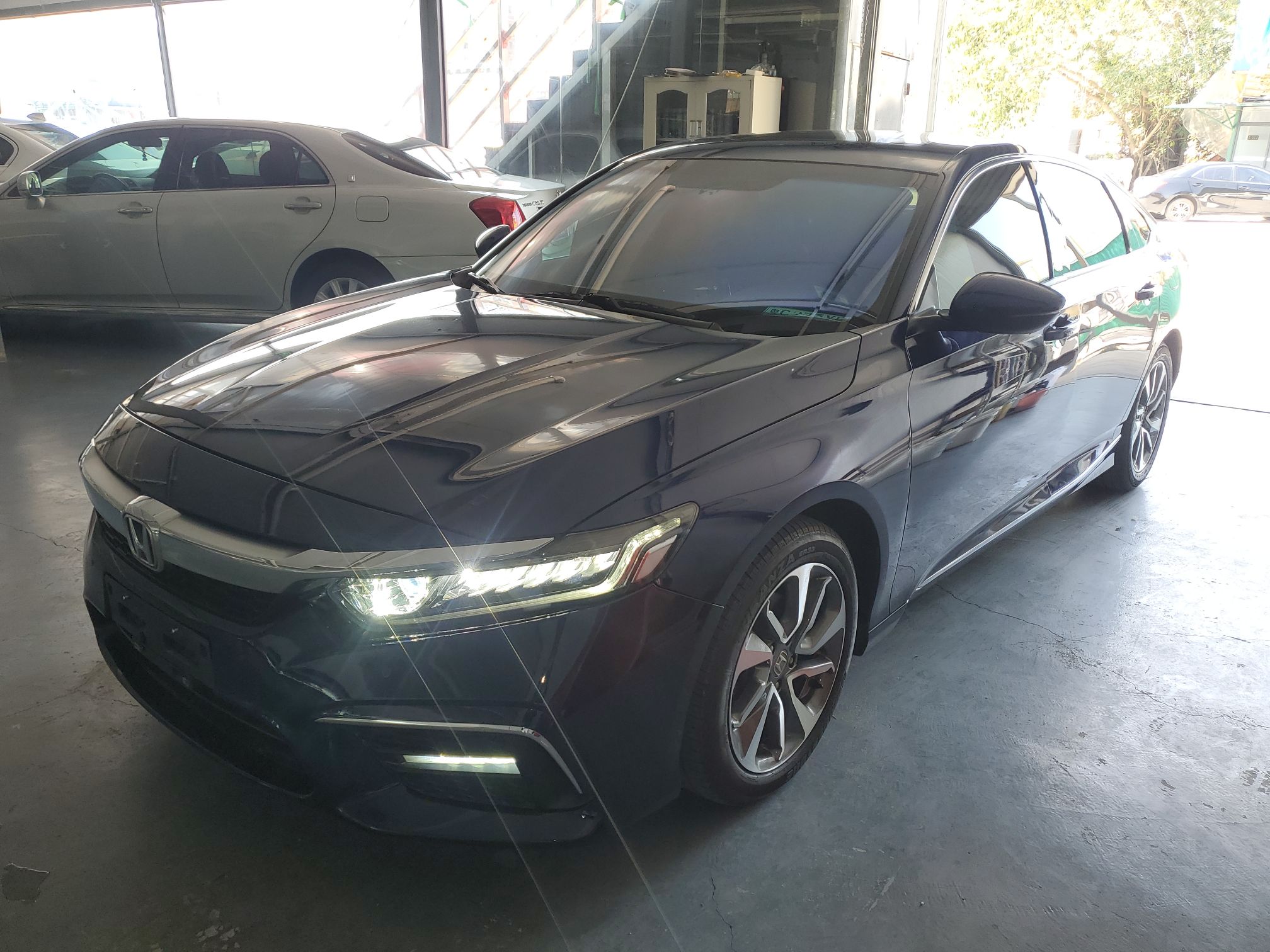 تحت مقدمة السيارة