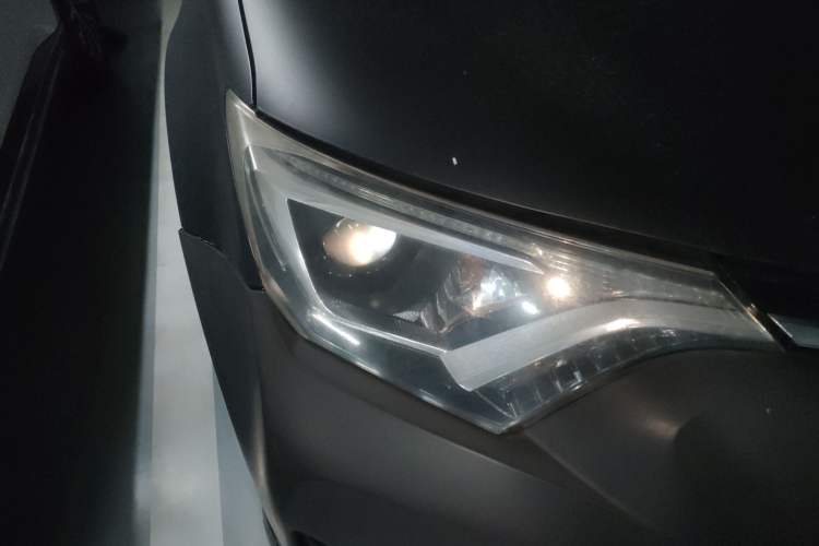 Used Toyota RAV4 2016 2.0L CVT Two-Wheel Drive Fashion Edition China V Standard
