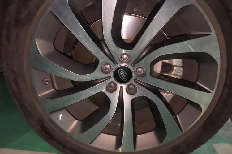 Used Land Rover Discovery Sport 2020 249 PS R-Dynamic Performance Edition Right Front Wheel Hub