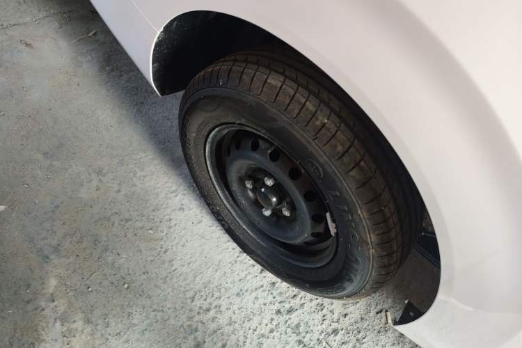 Used Wuling Hongguang New Energy 2025 Extended-Range Hybrid 50 km Utility Version Right Rear Wheel Hub