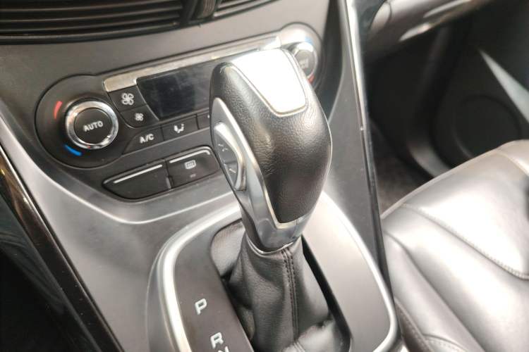 Used Ford Kuga 2015 2.0L GTDi Four-Wheel-Drive Sport Model Gear Lever