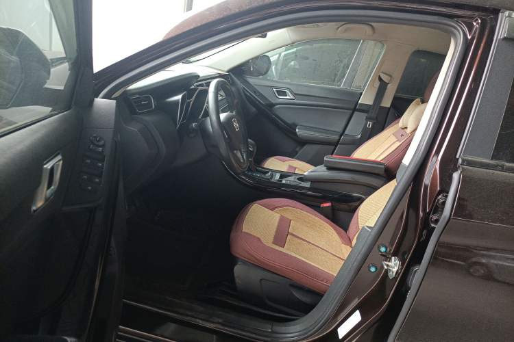 Used JMC Yusheng S330 2016 1.5L GTDi Automatic Two-Wheel Drive Comfort Edition
