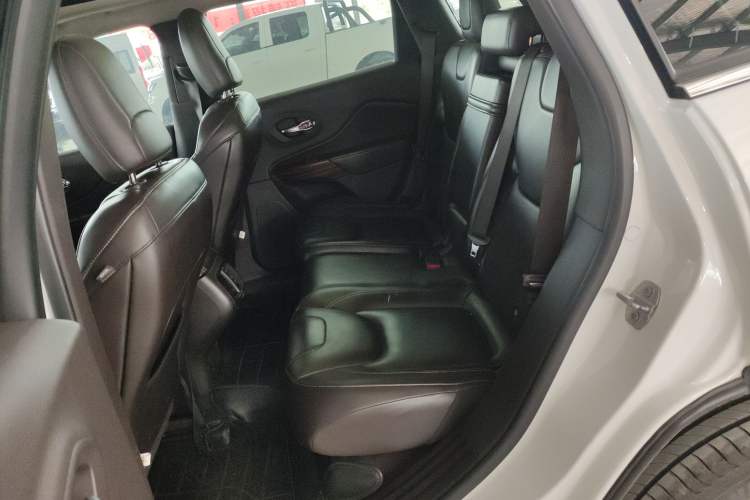 Used Jeep Cherokee 2016 2.0L Superior Edition