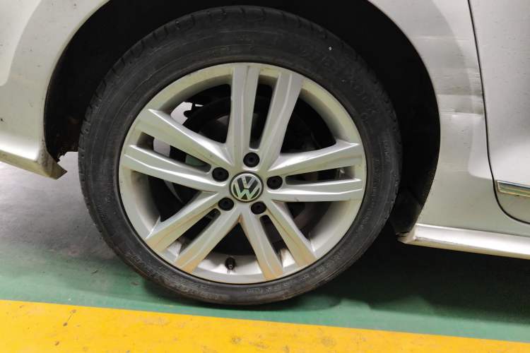 Used Volkswagen Sagitar 2018 280TSI DSG Ignite Edition Right Rear Wheel Hub