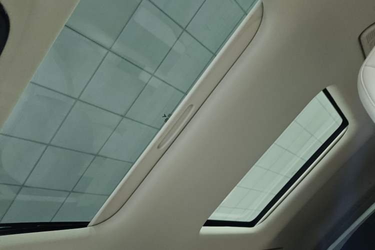 Used VOYAH Dream 2025 PHEV Four-Wheel Drive Excellence Kunpeng Edition Headliner