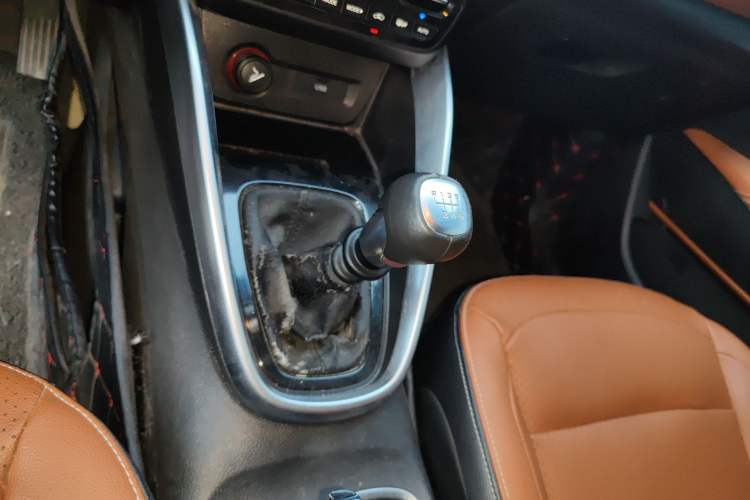 Used Baojun 510 2017 1.5L Manual Luxury Model Gear Lever