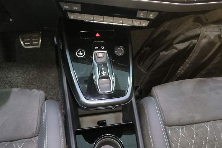 Used Audi Q4 e-tron 2022 50 e-tron quattro Creation Edition Gear Lever
