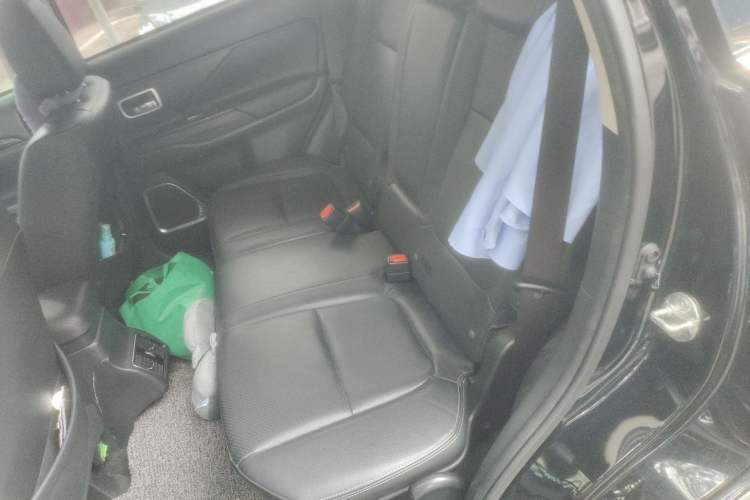 Used Mitsubishi Outlander 2018 2.4L 4x4 Luxury Edition 7-Seater Left Rear Seat