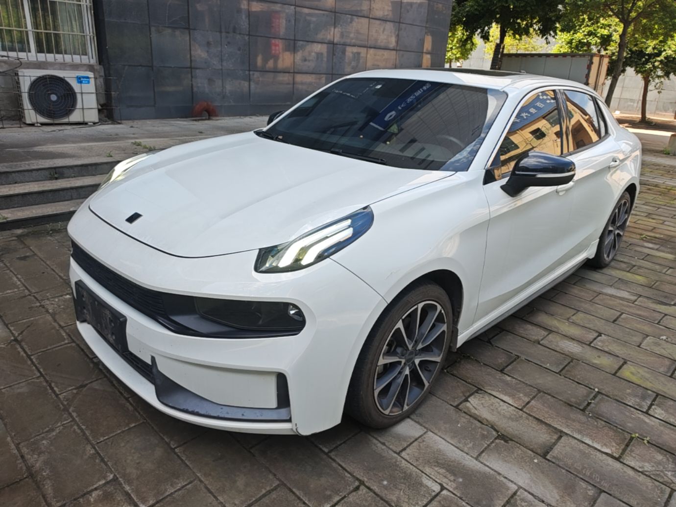Под передней частью автомобиля