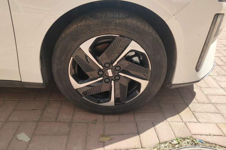 Used Geely Galaxy L6 2023 125km PLUS Right Front Wheel Hub