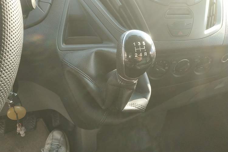 Used Ford Transit 2017 2.0T Diesel Van Short Wheelbase Mid-Roof China V Standard
