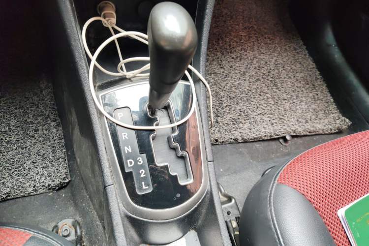 Used Hyundai Verna Ray 2014 1.4L Automatic GLX Gear Lever