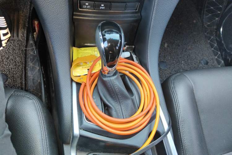 Used JMC Yusheng S350 2013 2.4T Automatic 2WD Diesel Luxury Edition 5 Seats Gear Lever