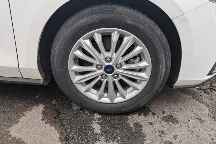 Used Ford Focus 2019 Sedan EcoBoost 180 Automatic Trend Edition Right Front Wheel Hub