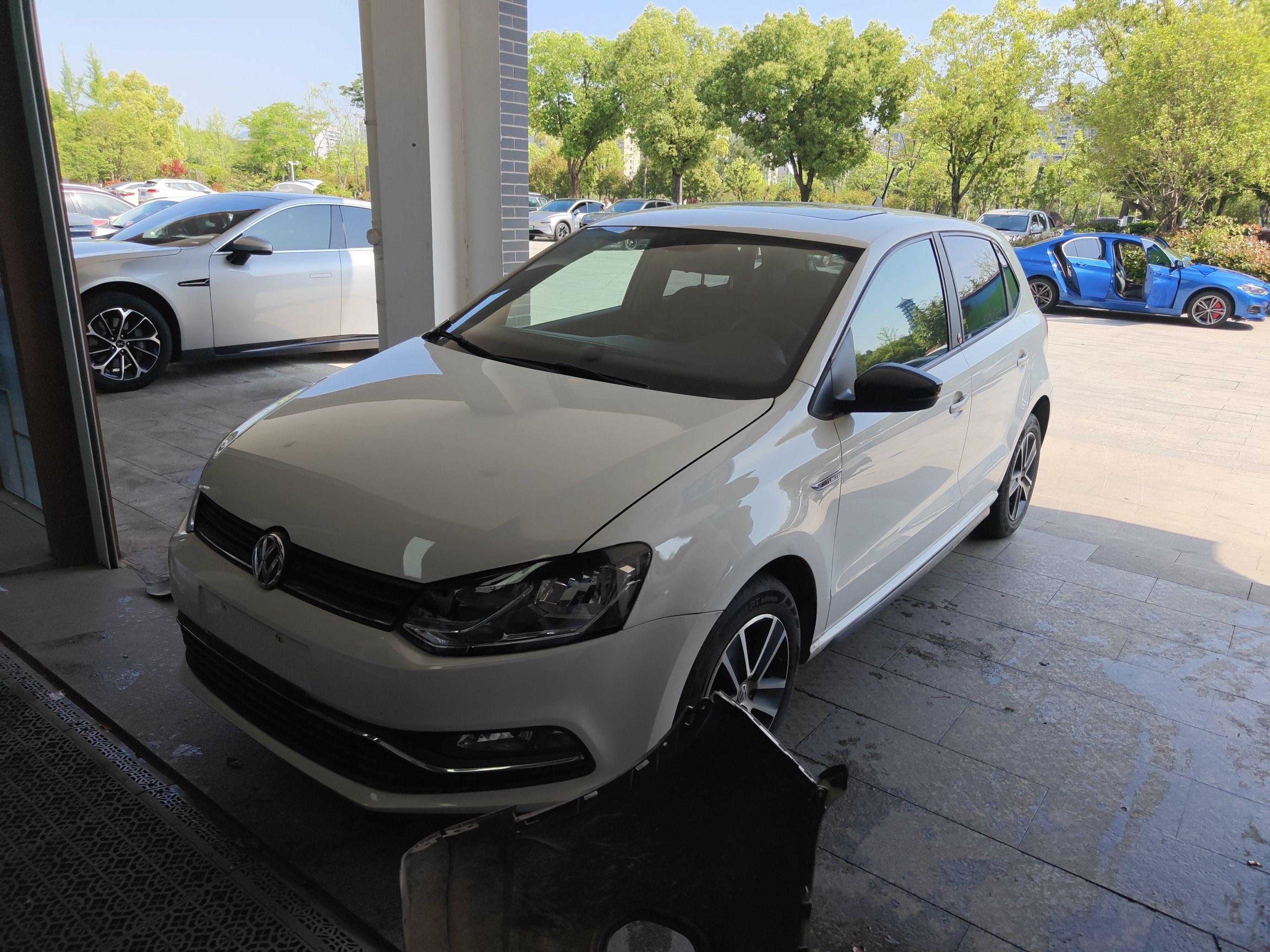 Под передней частью автомобиля