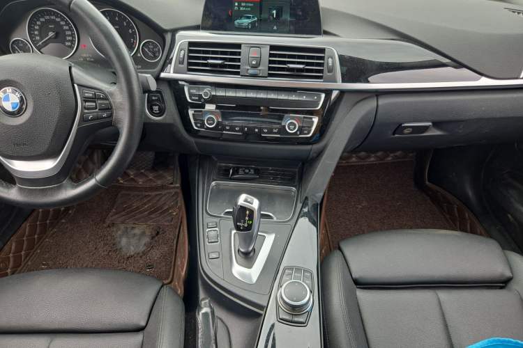 Used BMW 3 Series GT 2019 320i Sport Edition Audio And AC Panel