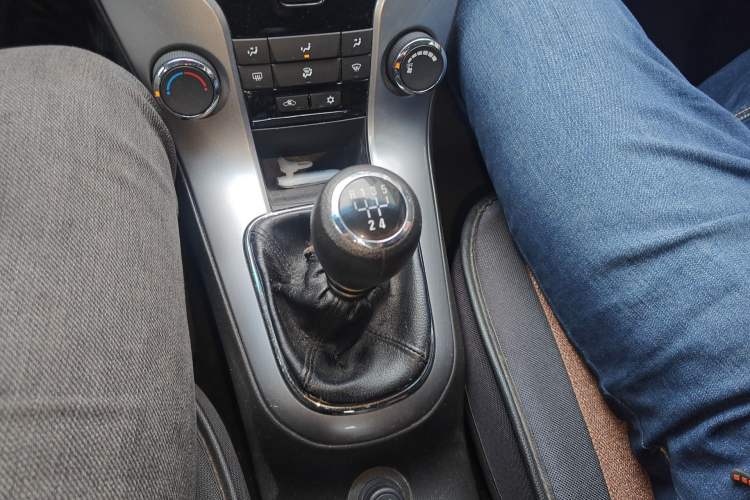 Used Chevrolet Cruze 2013 Hatchback 1.6L Manual Luxury Model Gear Lever