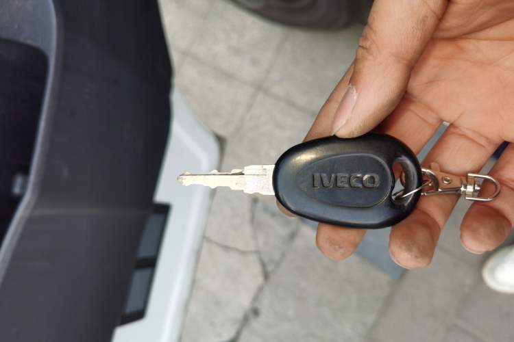 Used Iveco Daily 2021 2.5T A35 M1 Passenger Van 5-9 Seater Short Wheelbase Mid-Roof Design Dual Tires Side Sliding Door
