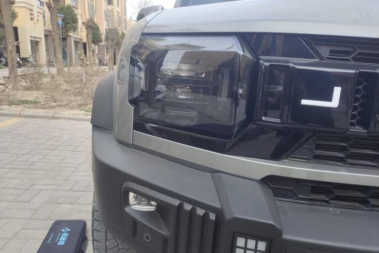 Used JETOUR Traveler 2023 2.0T All-Wheel Drive CrossPRO+ Right Front Headlight