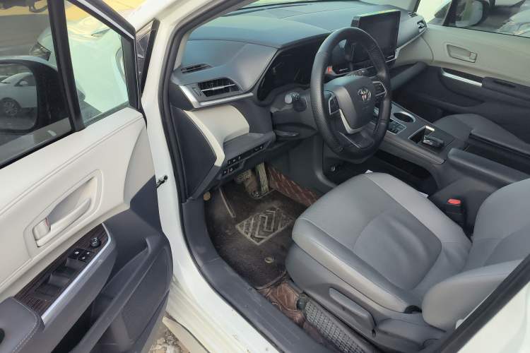 Used Toyota Granvia 2023 2.5L Hybrid Comfort Edition
