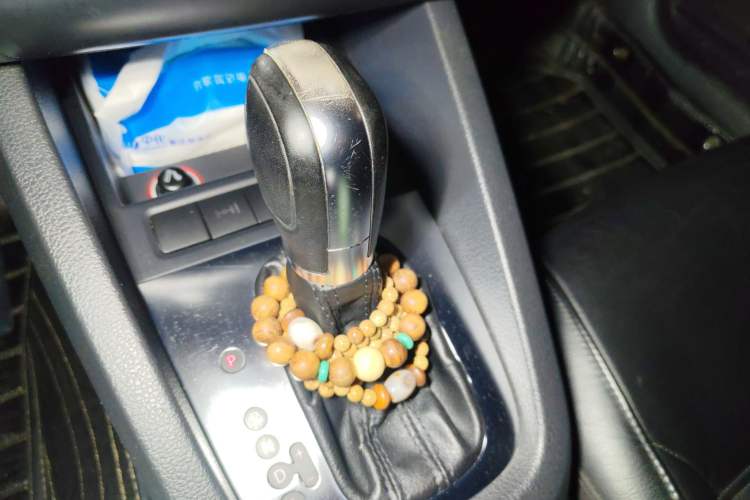 Used Volkswagen Sagitar 2012 1.6L Automatic Comfort Edition Gear Lever