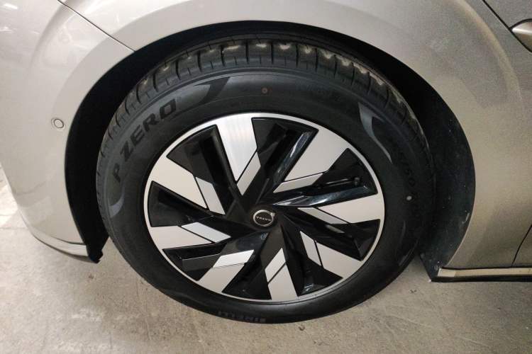 Used Volvo EM90 2025 Ultra Six-Seater