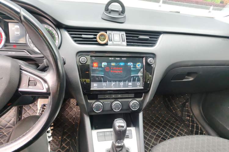 Used Skoda Octavia 2018 TSI280 DSG Luxury Edition Audio And AC Panel