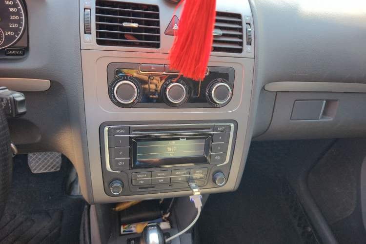 Used Volkswagen Touran 2015 1.4T DSG Comfort Edition 5 Seats Audio And AC Panel