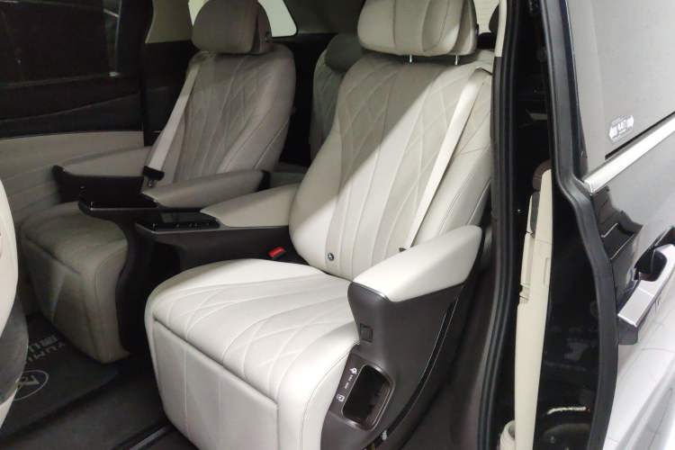 Used Denza D9 2025 DM-i Smart Drive 1020 Four-Wheel Drive Premium Model