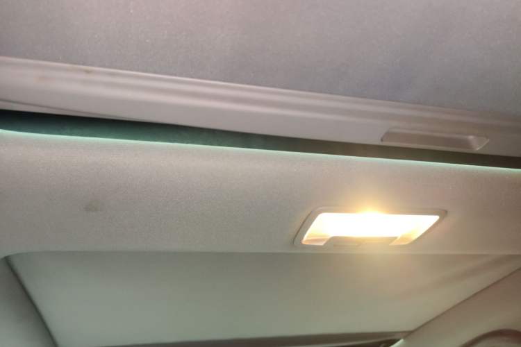 Used Kia Sorento 2012 2.4L Gasoline Supreme Edition Headliner