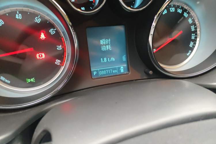 Used Buick Regal 2015 1.6T Leading Technology Model Odometer Close Up