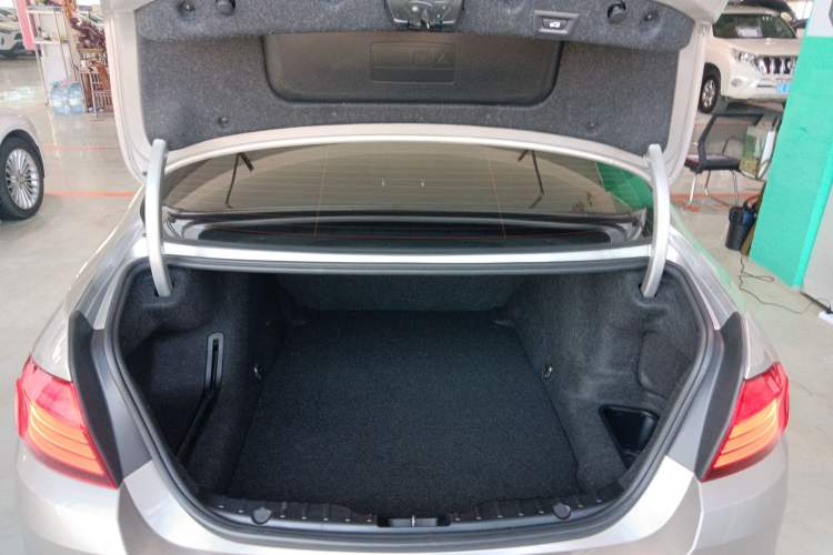 Used BMW 5 Series 2014 528Li xDrive Premium Edition Trunk