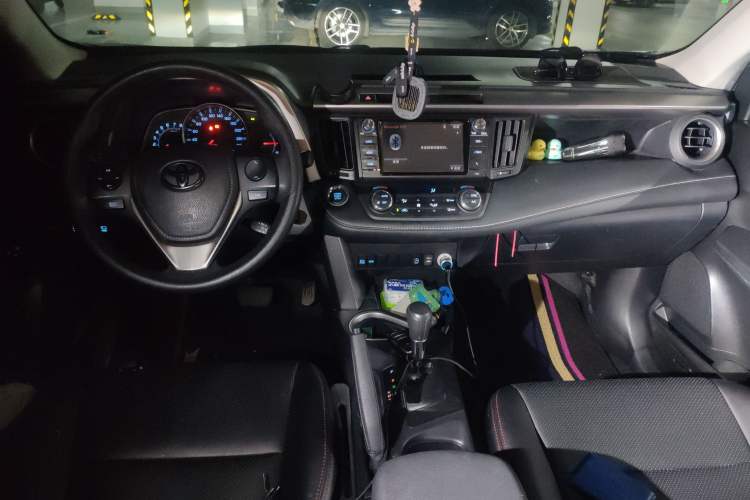 Used Toyota RAV4 2016 2.0L CVT Two-Wheel Drive Fashion Edition China V Standard
