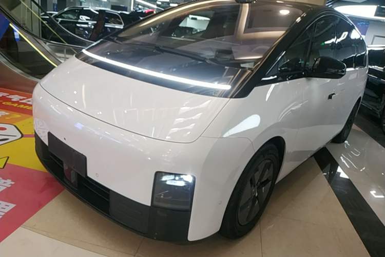 Used Li Auto MEGA 2025 Ultra Smart Refreshed Edition Front Left 45 Deg
