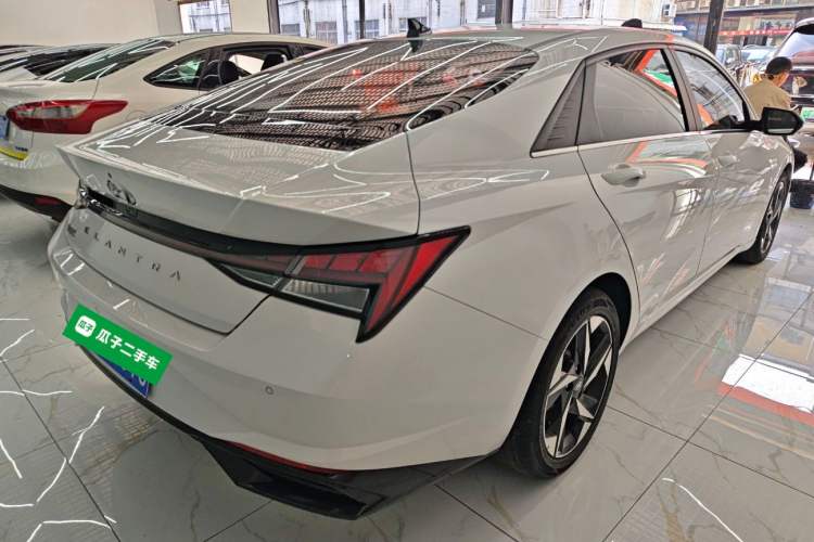 Used Hyundai Elantra 2021 1.5L CVT LUX Prestige Edition Rear Right 45 Deg