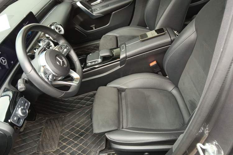 Used Mercedes-Benz A-Class 2022 Revised Version A 200 L Sport Sedan Fashionable Style Left Front Seat