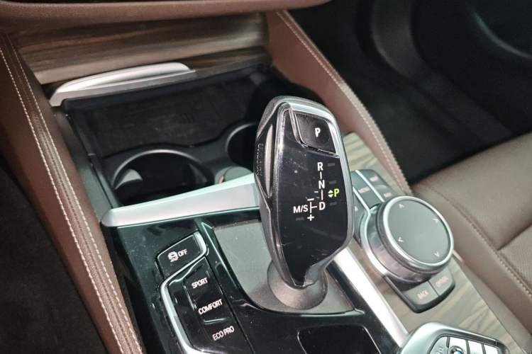 Used BMW 5 Series 2022 Updated 530Li Leading Edition Luxury Package Gear Lever