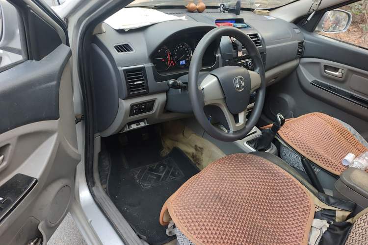 Used BAIC Weiwang M20 2014 1.5L practical type BJ415A Driver Seat