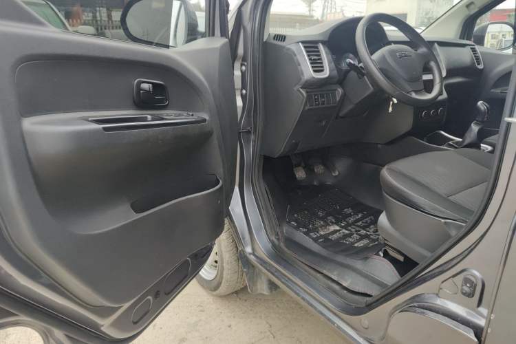 Used Jinbei Gold Hiace M Classic 2024 1.5L Engineering Lion Passenger Vehicle 6 Seats Interior 3