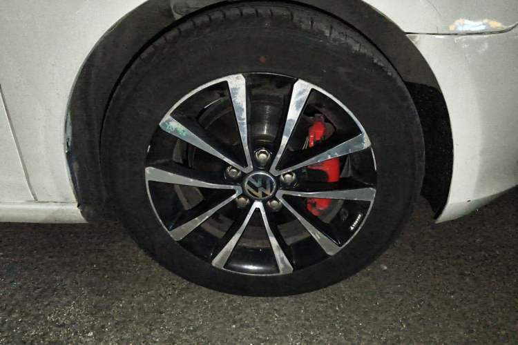 Used Volkswagen Golf 2012 1.4TSI Automatic Luxury Edition Right Front Wheel Hub