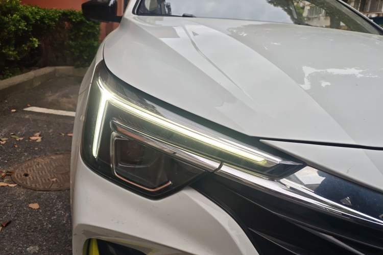 Used Roewe i6 MAX New Energy 2020 1.5T PHEV Cool & Stylish Skyroof Edition Right Front Headlight