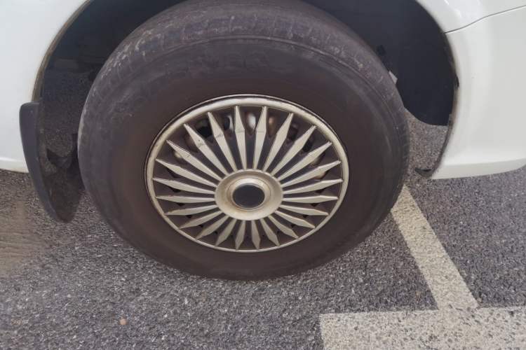 Used JMC Fushun 2023 2.0T Manual Short-Wheelbase Low-Roof Commercial Van 2/3 Seats with Lift-Up Tailgate
