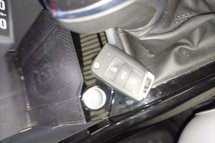 Used Volkswagen T-ROC 2023 300TSI DSG Two-Wheel Drive Starlight Edition