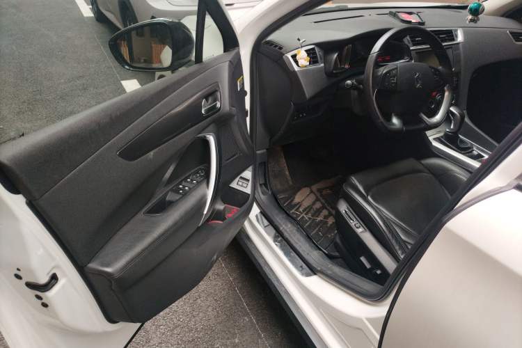 Used DS 6 2014 1.6T Luxury Edition THP160 Driver Seat