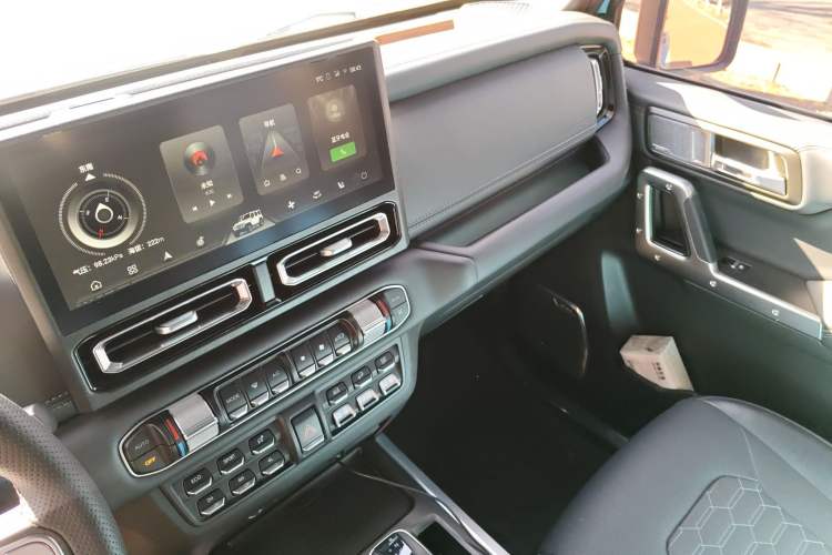 Used 212 T01 2025 2.0T Changfeng Audio And AC Panel