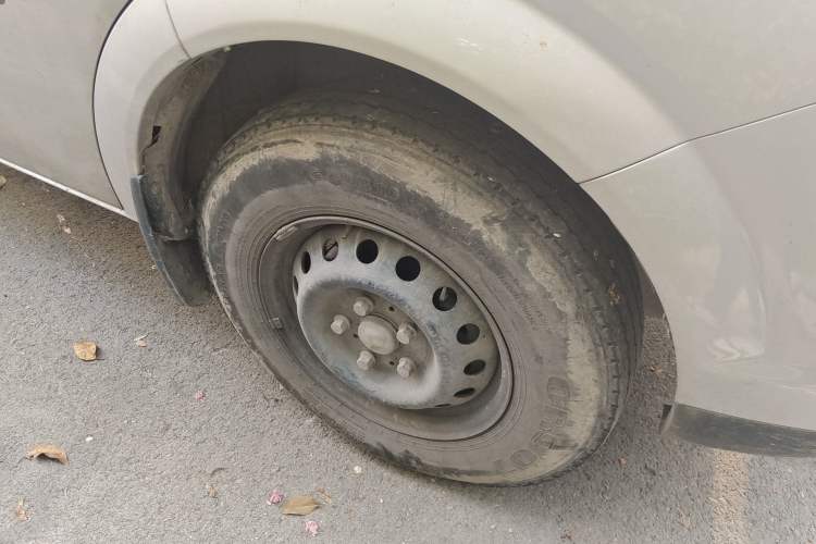 Used Dongfeng Yufeng 2023 V9+ 2.3T Manual Front-Drive Van Long Wheelbase High Roof 3-Seater
